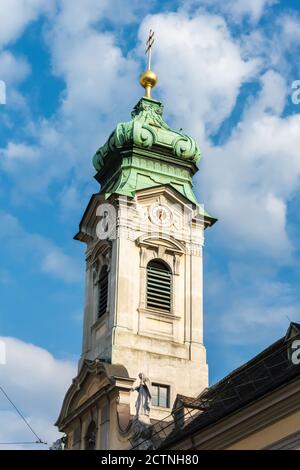 Wien, Österreich – 23. Mai 2017. Turm der Elisabethinen-Kirche in Wien, Österreich. Die Kirche wurde 1743 vom Architekten Franz Anton Pilgram erbaut Stockfoto