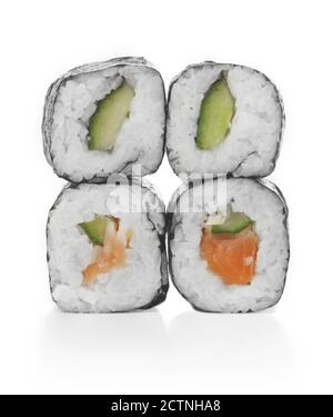 Essstäbchen mit Sushi isoliert auf weiß Stockfoto