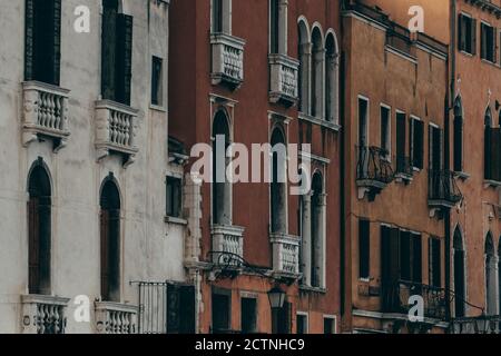 Alte Wohngebäude mit schmuckigem Äußeren und kunstvollen Bogenfenstern Gelegen in Venedig Stockfoto