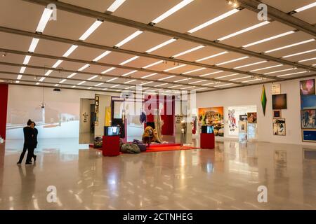 Wien, Österreich – 24. Mai 2017. Innenansicht eines Ausstellungsraums im mumok Museum im Museumsquartier in Wien, mit Menschen. Stockfoto