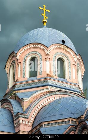 Moskau, Russland – 5. Juli 2017. Kuppel der SS-Sacharja und Elisabethtor-Kirche im Donskoj-Kloster in Moskau. Stockfoto