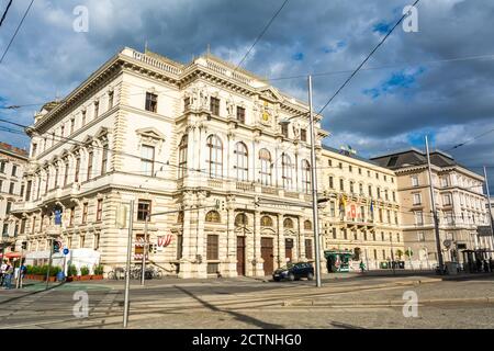 Wien, Österreich – 24. Mai 2017. Außenansicht des Burgtheaters im Kino am Schwarzenbergplatz in Wien, mit Straßenverkehr und Menschen. Stockfoto