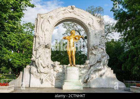 Wien, Österreich – 24. Mai 2017. Denkmal mit einer in Gold vergoldeten Bronzestatue des legendären Musikers Johann Strauss II. Im Wiener Stadtpark. Stockfoto
