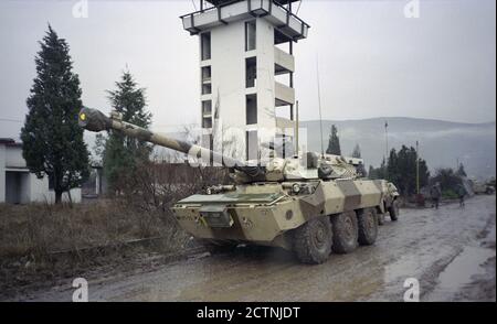 18. Dezember 1995 während des Krieges in Bosnien: Ein französisches Aufklärungsfahrzeug AMX-10RC (Tank Destroyer) parkte neben dem Kontrollturm am Flughafen Mostar. Stockfoto