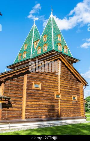 Moskau, Russland – 6. Juli 2017. Fragment der rekonstruierten Version des Großen Holzpalastes im Kolomenskoe-Museumsreservat in Moskau. Stockfoto