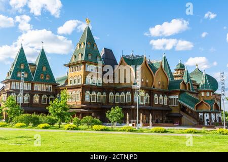 Moskau, Russland – 6. Juli 2017. Rekonstruktion des Großen Holzpalastes im Kolomenskoe-Museumsreservat in Moskau. Stockfoto