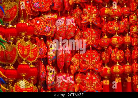 Tianjin, China - Jan 16 2020: Mobiles und kleine Laternen hingen im Tianhou Palast, um den chinesischen gott im Tempel anzubeten Stockfoto