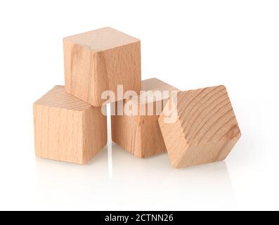 Holzwürfel, weißer Hintergrund Stockfoto