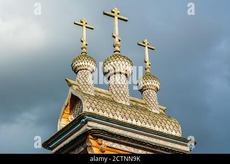 Moskau, Russland – 6. Juli 2017. Kreuze und Zwiebelkuppen der hölzernen St. George Kirche in Kolomenskoe Museum-Reserve in Moskau. Stockfoto