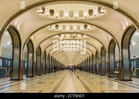 Moskau, Russland – 6. Juli 2017. Zentrale Halle der Majakowskaja U-Bahn-Station in Moskau, mit Menschen und Zügen. Stockfoto