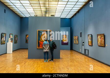 Moskau, Russland – 7. Juli 2017. Innenansicht der Neuen Tretjakow Galerie in Moskau. Blick auf eine Ausstellungshalle mit Menschen und Kunstwerken. Stockfoto