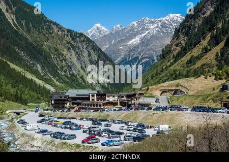 Neustift im Stubaital, Österreich – 27. Mai 2017. Blick über das Alpensporthotel Mutterberg und Parkplatz der Stubaier Bergbahnen, mit Menschen, Gewerbe p Stockfoto