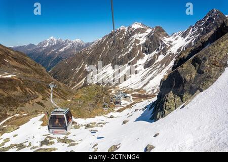 Neustift im Stubaital, Österreich – 27. Mai 2017. Gamsgartenbahn zum Stubaier Gletscher in Tirol, Österreich, mit Gondeln vor der Kulisse der Bergkuppe Stockfoto