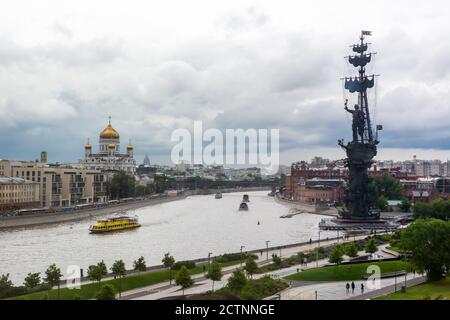 Moskau, Russland – 7. Juli 2017. Blick auf Gorki Park und Moskwa Fluss Waterfront in Moskau, im Sommer. Stockfoto