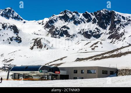 Neustift im Stubaital, Österreich – 27. Mai 2017. Rotadlseilbahn (2,627 m ü.d.M.) am Stubaier Gletscher in Tirol, Österreich. Stockfoto