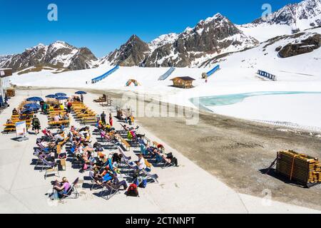 Neustift im Stubaital, Österreich – 27. Mai 2017. Outdoor-Sitzecke der Bergstation Eisgrat am Stubaier Gletscher in Tirol, Österreich, mit Menschen. Stockfoto