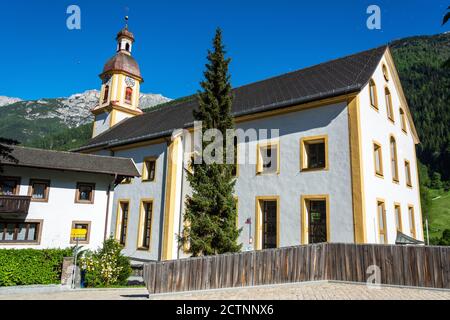 Neustift im Stubaital, Österreich – 27. Mai 2017. Außenansicht der Pfarrkirche Pfarre Neustift in Neustift. Stockfoto