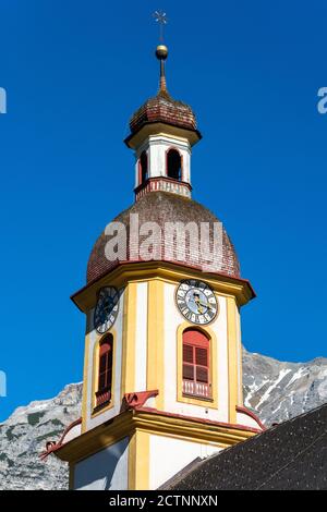 Neustift im Stubaital, Österreich – 27. Mai 2017. Uhrturm der Pfarrkirche Pfarre Neustift in Neustift. Stockfoto