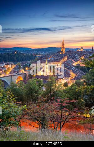 Stadt Bern. Stadtbild der Innenstadt von Bern, Schweiz bei schönem Herbstuntergang. Stockfoto