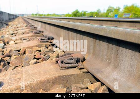 Nahaufnahme auf einem Teil der alten Eisenbahnstrecke über die Aussicht Kein sonniger Tag Stockfoto