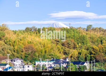 Schöne sonnige Landschaft von schneebedeckten Berg Fuji und klein Dorf, Shizuoka, Japan Stockfoto