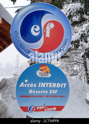 Serre Chevalier , Alpes / Frankreich - 09 20 2020 : ecole de Ski francais esf Logo und Textschild der französischen Skischule mit Winterschnee auf dem Hintergrund Stockfoto