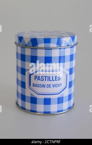 Bordeaux , Aquitanien / Frankreich - 09 20 2020 : Pastille vichy in karierter Metallkanülle aus Pfefferminzbonbons aus französischer Stadt Stockfoto