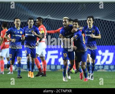 (200924) -- DALIAN, 24. September 2020 (Xinhua) -- Alex Teixeira (3. R) von Jiangsu Suning feiert nach dem Tor während der 13. Runde Spiel zwischen Jiangsu Suning und Guangzhou Evergrande Taobao bei der verschobenen Saison 2020 Chinese Football Association Super League (CSL) Dalian Division in Dalian, Nordost-Chinas Liaoning Provinz, 24. September 2020. Jiangsu Suning schlug Guangzhou Evergrande Taobao mit 2:1. (Xinhua/Langer Lei) Stockfoto