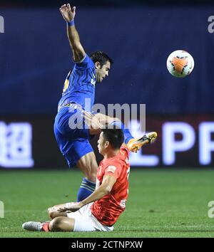 (200924) -- DALIAN, 24. September 2020 (Xinhua) -- Eder Martins (oben) von Jiangsu Suning steht mit Mei Fang von Guangzhou Evergrande Taobao während des 13. Spielrunde zwischen Jiangsu Suning und Guangzhou Evergrande Taobao bei der verschobenen Saison 2020 Chinese Football Association Super League (CSL) Dalian Division in Dalian, Nordost Chinas Provinz Liaoning, 24. September 2020. Jiangsu Suning schlug Guangzhou Evergrande Taobao mit 2:1. (Xinhua/Langer Lei) Stockfoto