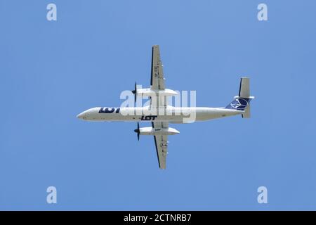 Die polnischen Fluggesellschaften LOT Turboprop Bombardier DHC-8-400 auf dem Höhepunkt nach Start vom Flughafen Warschau Chopin Stockfoto