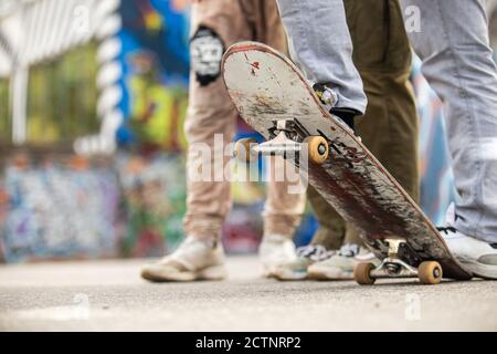 Nahaufnahme eines jungen Mannes, der einen Trick mit seinem Skateboard macht. Stockfoto