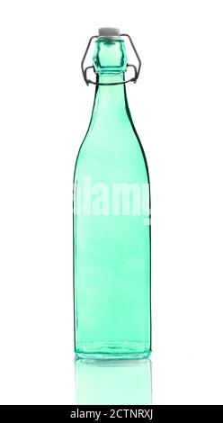 Türkisfarbene leere Flasche isoliert Stockfoto