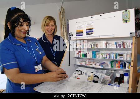 Eine Krankenschwester und Krankenschwester bereiten Medikamente für Patienten in einem Krankenhaus der Gemeinschaft vor; Bradford, Stockfoto