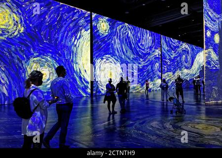 Menschen bei der Immersive Ausstellung Imagine Van Gogh in Quebec City, Kanada Stockfoto