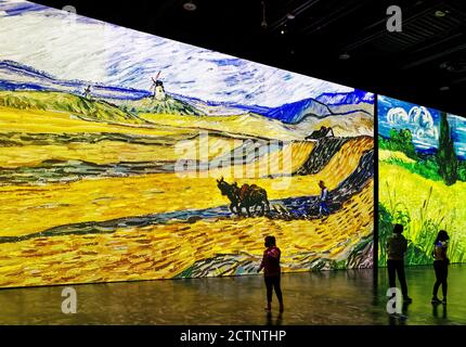 Menschen bei der Immersive Ausstellung Imagine Van Gogh in Quebec City, Kanada Stockfoto