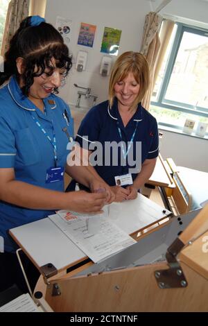 Eine Krankenschwester und Krankenschwester bereiten Medikamente für Patienten in einem Krankenhaus der Gemeinschaft vor; Bradford, Stockfoto