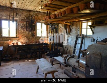 Hohenfelden 08-06-2020 Tonwerkstatt Innenausbau Maschinen und Material im Haus In Deutschland Stockfoto