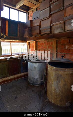 Hohenfelden, Deutschland 08-06-2020 Lehmziegelwerkstoff in einem Haus Stockfoto