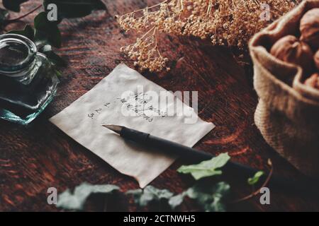 White Peace of Paper mit "Neujahrsvorsätze" darauf geschrieben. Yule Wintersonnenwende (Weihnachten) Thema mit Natur thematisch Hintergrund der getrockneten Blume Stockfoto