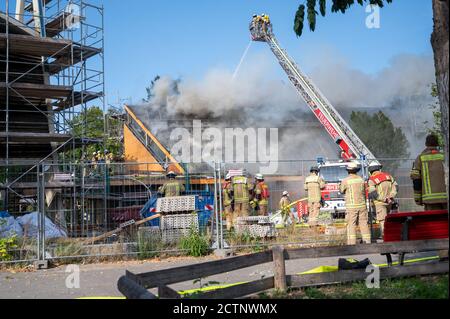 Berlin, Deutschland. September 2020. Feuerwehrleute löschen das Feuer in der Jeremia-Kirche in Berlin-Spandau. Quelle: Christophe Gateau/dpa/Alamy Live News Stockfoto