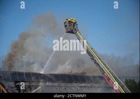 Berlin, Deutschland. September 2020. Feuerwehrleute löschen einen Brand in der Jeremia-Kirche in Berlin-Spandau. Quelle: Christophe Gateau/dpa/Alamy Live News Stockfoto