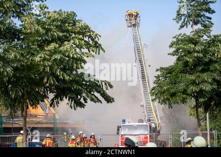 Berlin, Deutschland. September 2020. Feuerwehrleute löschen einen Brand in der Jeremia-Kirche in Berlin-Spandau. Quelle: Christophe Gateau/dpa/Alamy Live News Stockfoto