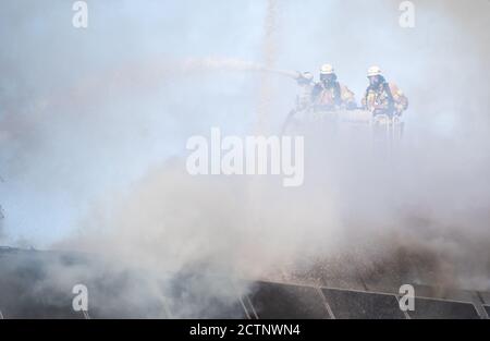 Berlin, Deutschland. September 2020. Feuerwehrleute löschen einen Brand in der Jeremia-Kirche in Berlin-Spandau. Quelle: Christophe Gateau/dpa/Alamy Live News Stockfoto