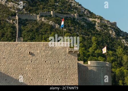 Die Mauern der Stadt Ston auf der Halbinsel Peljesac, Dalmatien, Verteidigungsmauern, eine der wichtigsten touristischen Attraktion in Kroatien und die zweitlängste Welt Stockfoto