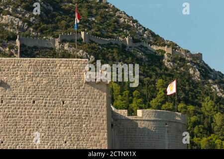 Die Mauern der Stadt Ston auf der Halbinsel Peljesac, Dalmatien, Verteidigungsmauern, eine der wichtigsten touristischen Attraktion in Kroatien und die zweitlängste Welt Stockfoto
