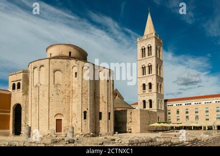 St. Donatus Kirche und der Glockenturm der Kathedrale von Zadar, berühmtes Wahrzeichen von Kroatien, adria-Region von Dalmatien. Überreste des römischen Forums. Stockfoto