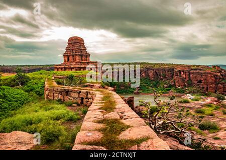 Alte erstaunliche Steinkunst Tempel isoliert mit führenden Pfaden und Dramatisches Himmelsbild wird am oberen shivalaya nördlichen Fort aufgenommen Tempel badami karnataka Stockfoto