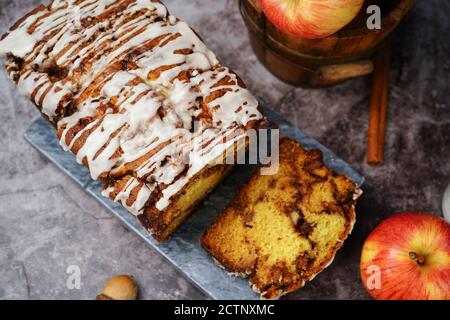 Hausgemachtes Apfelfritter Brot beträufelt mit weißer Glasur auf Herbst Herbst Hintergrund, selektive Fokus Stockfoto