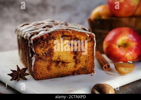 Hausgemachtes Apfelfritter Brot beträufelt mit weißer Glasur auf Herbst Herbst Hintergrund, selektive Fokus Stockfoto