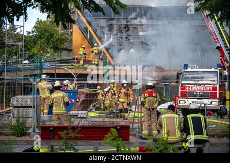 Berlin, Deutschland. September 2020. Feuerwehrleute löschen einen Brand in der Jeremia-Kirche in Berlin-Spandau. Quelle: Christophe Gateau/dpa/Alamy Live News Stockfoto